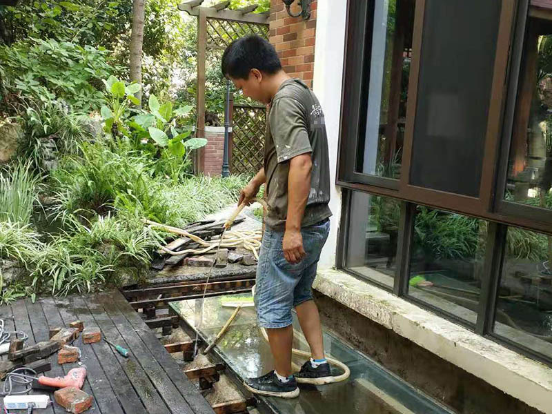 小区庭院安装防腐木地板 | 广州市花都区碧桂园假日半岛