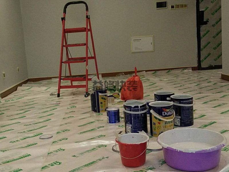 客厅墙翻新怎么处理,要重新刷漆就要铲墙皮